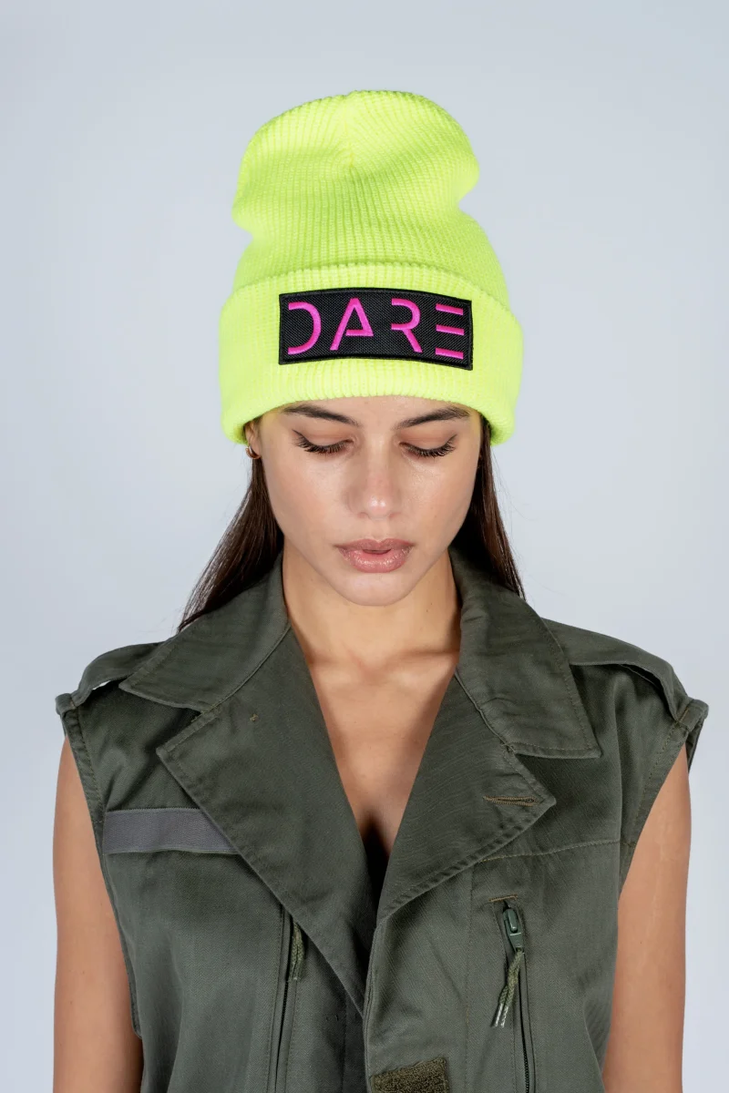 Cappello beanie con patch DARE